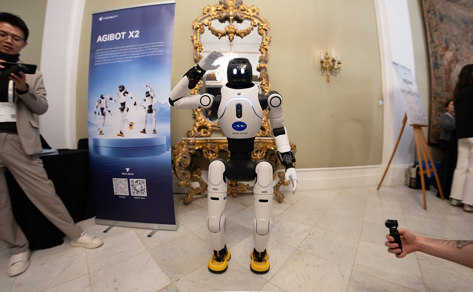智元 AGIBOT X2 人形机器人在展会现场